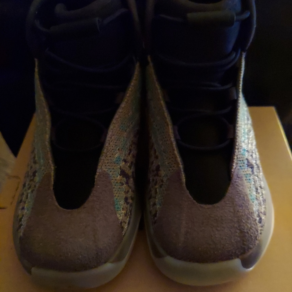 Authentic good used condition yeezyQNTM size 9k color is teal gray and black